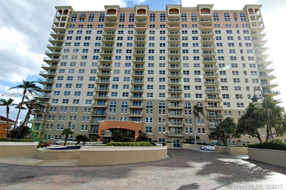 2080 S Ocean Dr in Hallandale Beach, FL - Building Photo