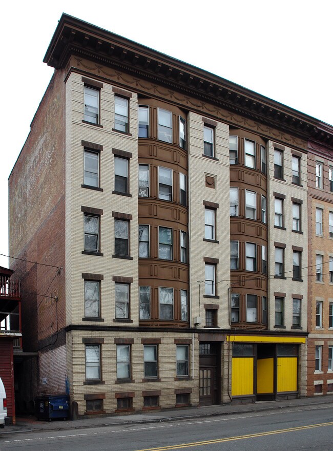 853-855 Main St in Holyoke, MA - Foto de edificio - Building Photo