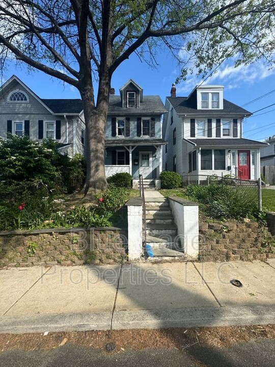 754 Buck Ln in Haverford, PA - Foto de edificio