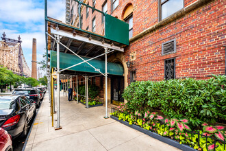 Prewar Sutton Place in New York, NY - Foto de edificio - Building Photo