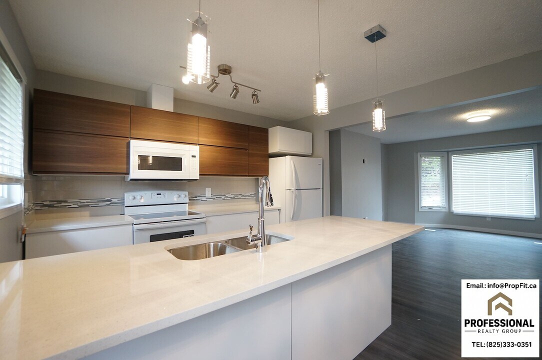 3004 79 St NW in Edmonton, AB - Building Photo