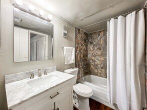 6001 Reims Rd in Houston, TX - Building Photo - Building Photo