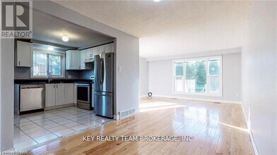 10 Hill Park Ln in St Catharines, ON - Building Photo - Building Photo