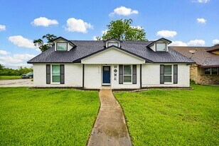 6215 Great Oaks Dr in Houston, TX - Building Photo
