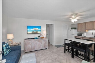 850 Palm St, Unit C5 in Marco Island, FL - Foto de edificio - Building Photo