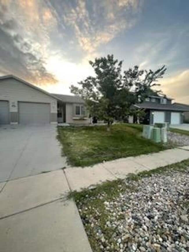 property at 1327 E Oakland St