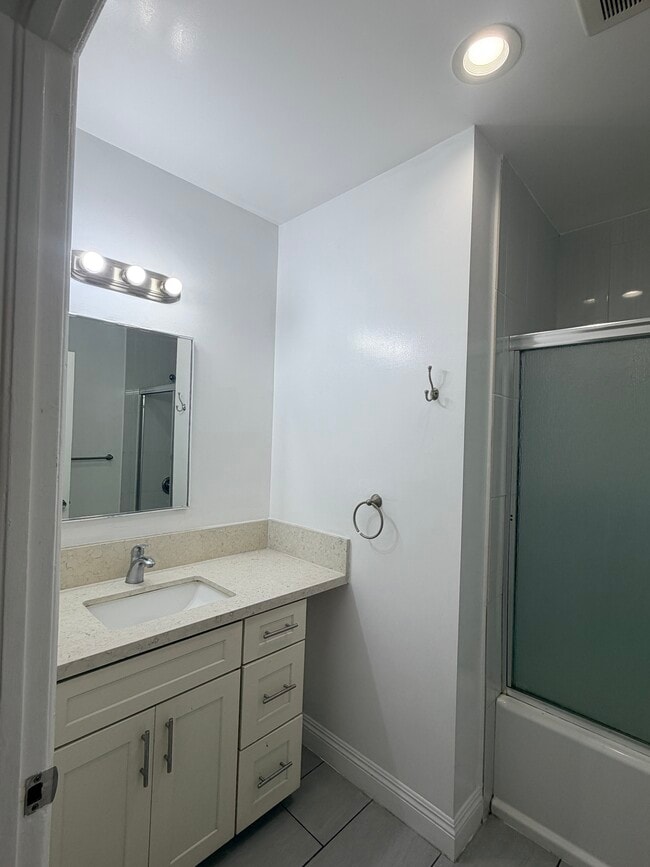 1324 S Van Ness Ave, Unit 1324 in Los Angeles, CA - Building Photo - Building Photo