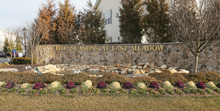 Seasons at East Meadow in East Meadow, NY - Building Photo - Building Photo