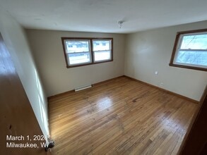 8002 W Villard Ave in Milwaukee, WI - Foto de edificio - Building Photo