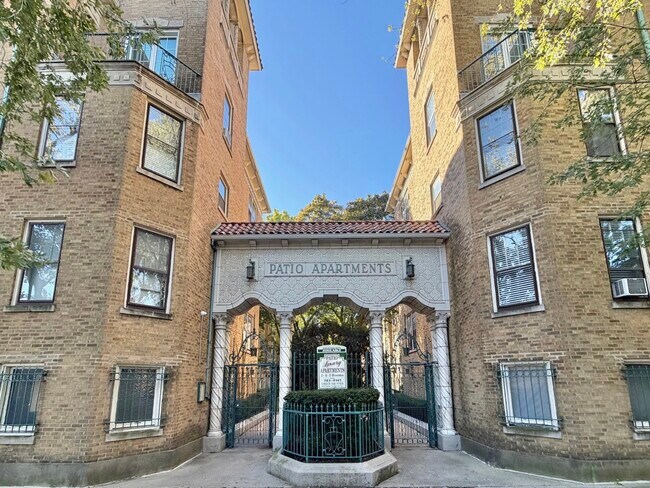 6230 N Broadway St, Unit S in Chicago, IL - Building Photo - Building Photo