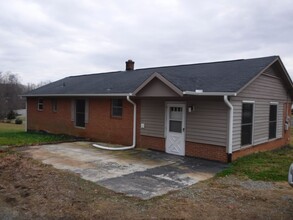 703 E Brown St in Mebane, NC - Building Photo - Building Photo