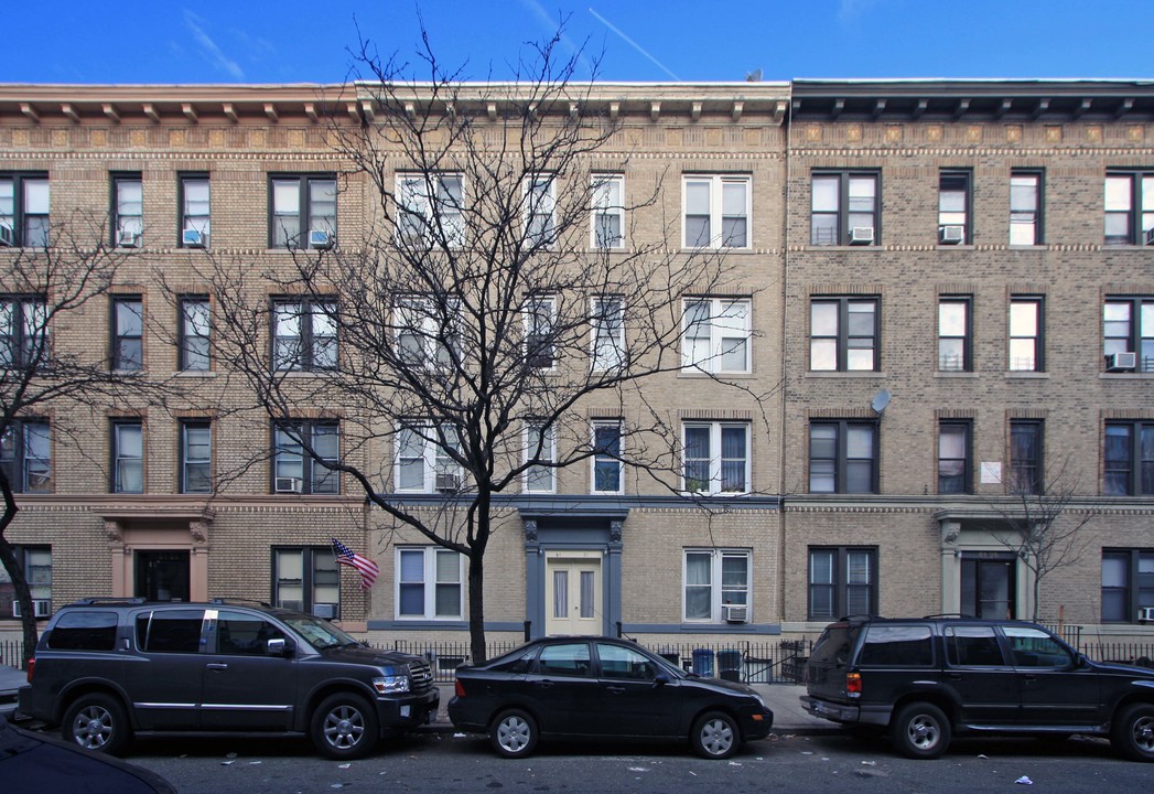 61-31 Madison St in Flushing, NY - Building Photo