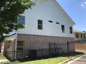 2042 Bolton Rd NW in Atlanta, GA - Building Photo - Building Photo