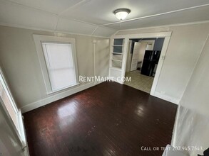 145 Essex St, Unit C in Bangor, ME - Foto de edificio - Building Photo