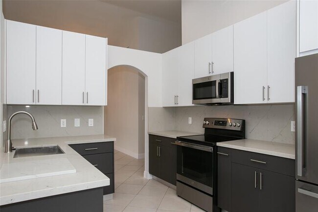 13306 NW 16th St in Pembroke Pines, FL - Building Photo - Building Photo
