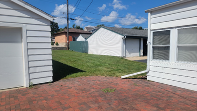 1009 S 123rd St in West Allis, WI - Building Photo - Building Photo