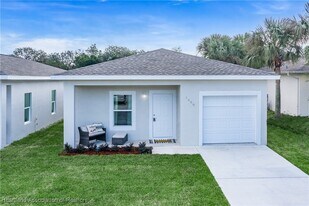 1302 Ebro Ct in Sebring, FL - Building Photo