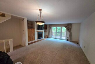43 Thornhill Rd in Stratham, NH - Foto de edificio - Building Photo