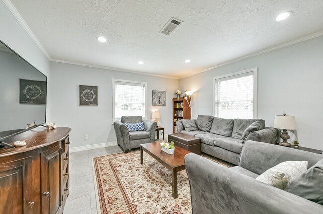4702 Maple St in Bellaire, TX - Foto de edificio - Building Photo