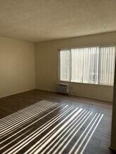 221 W Tujunga Ave in Burbank, CA - Foto de edificio - Interior Photo