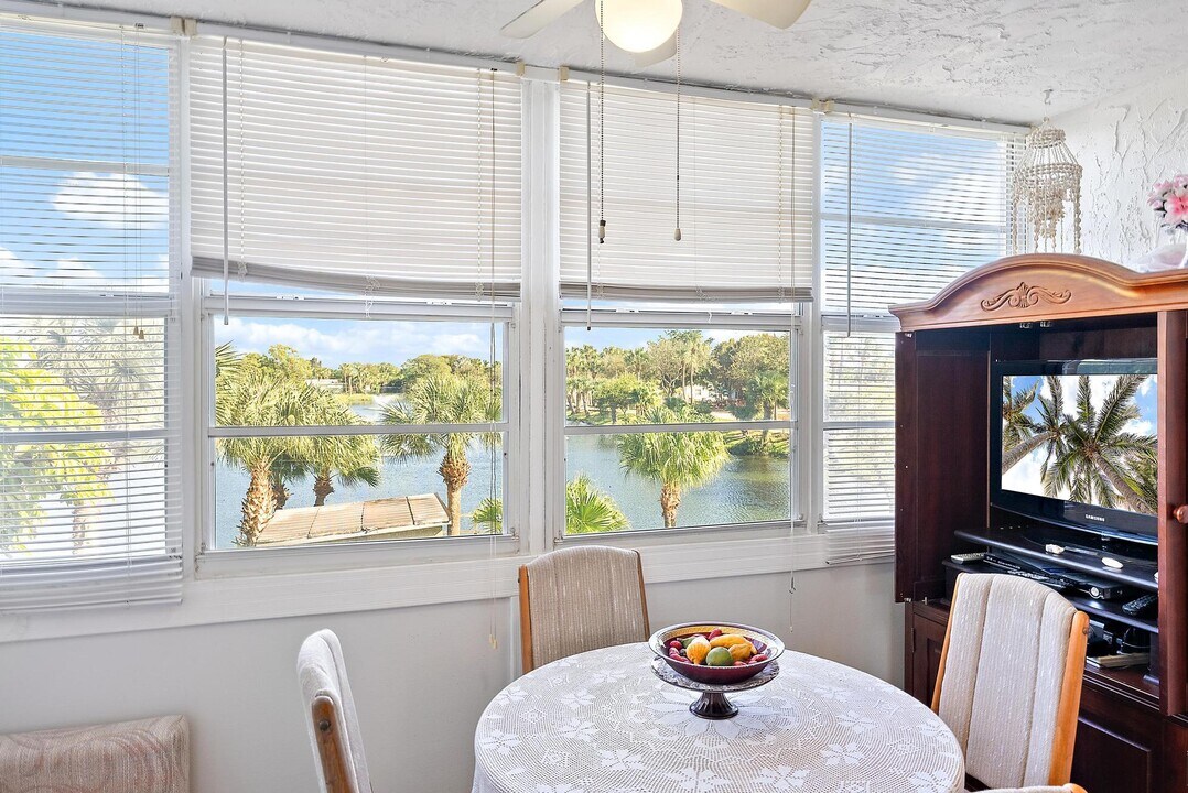 225 Bonnie Blvd in Palm Springs, FL - Building Photo