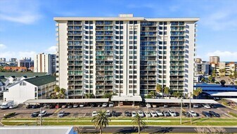 400 Island Way, Unit 312 in Clearwater, FL - Building Photo