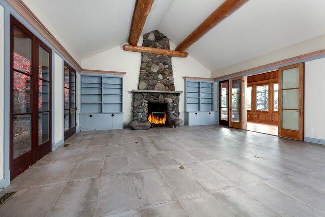 395 SW Eyrie Rd, Unit #1 in White Salmon, WA - Building Photo - Building Photo