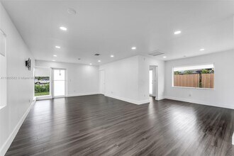 12205 SW 42nd St in Miami, FL - Foto de edificio - Building Photo