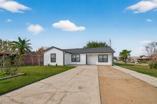 3527 La Retama Dr in Houston, TX - Building Photo