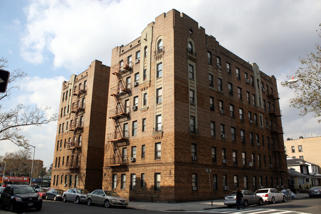 3015 Roberts Ave in Bronx, NY - Building Photo