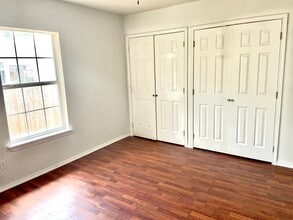 1310 Sutton Dr, Unit 1 in San Antonio, TX - Foto de edificio - Building Photo