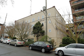 QA Queen Anne Court in Seattle, WA - Foto de edificio - Building Photo