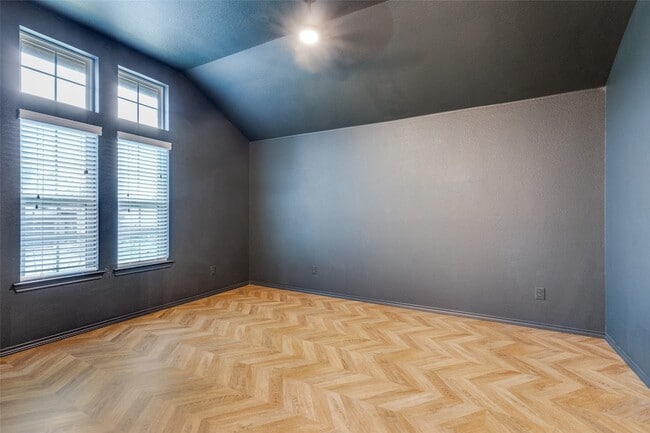 10832 Live Oak Creek Dr in Fort Worth, TX - Foto de edificio - Building Photo