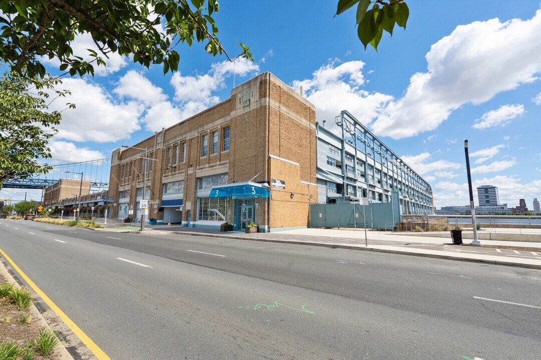 3 N Christopher Columbus Blvd in Philadelphia, PA - Building Photo