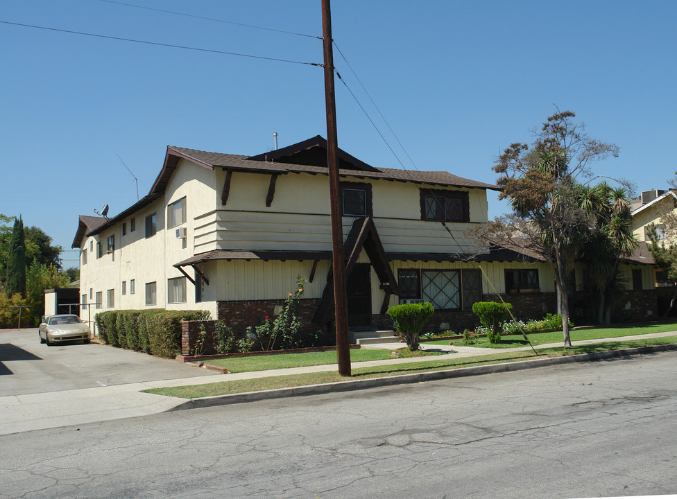 233 S Pine St in San Gabriel, CA - Foto de edificio