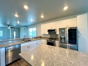 91-1774 Khanahana Loop in Ewa Beach, HI - Building Photo - Building Photo