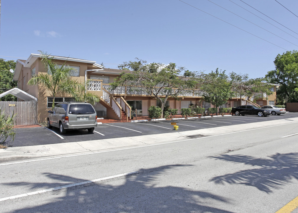 Imperial Point Apartments in Fort Lauderdale, FL - Building Photo