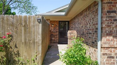 5205 Shoregate Dr in Garland, TX - Building Photo - Building Photo