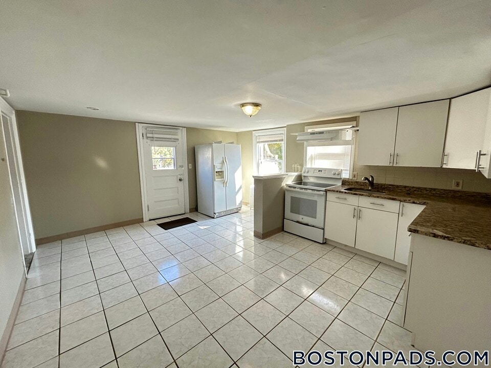 44 B Jefferson St in Newton, MA - Building Photo