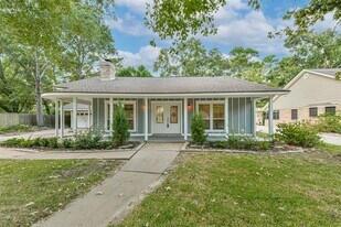 605 Kings Ct in Dickinson, TX - Building Photo