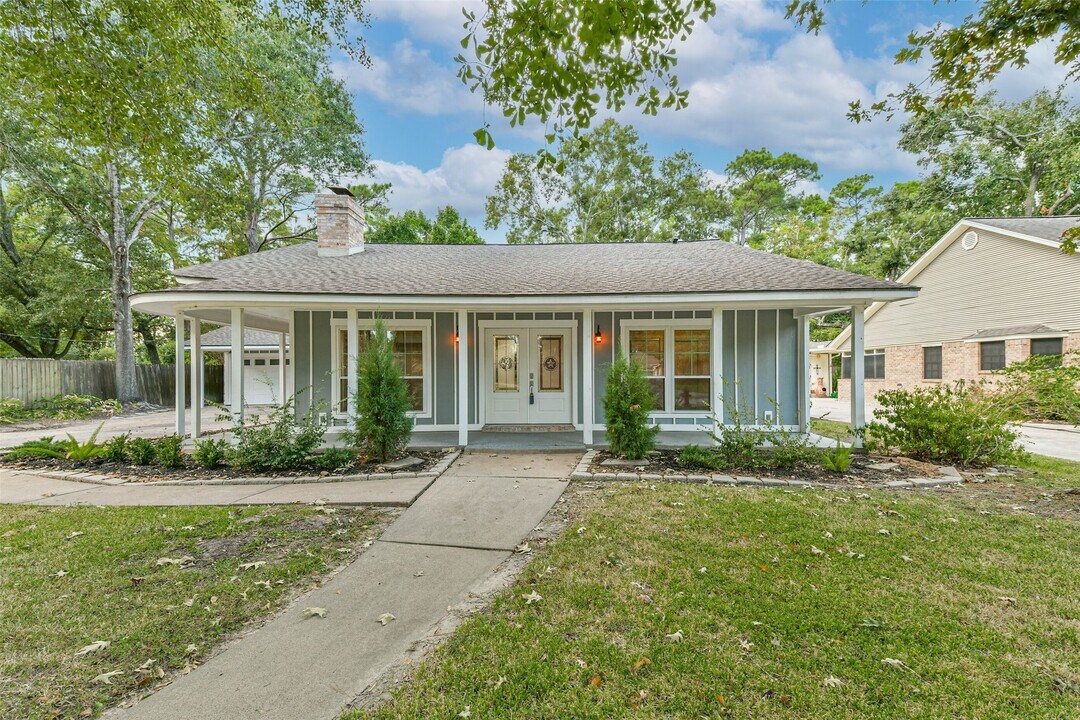 605 Kings Ct in Dickinson, TX - Building Photo
