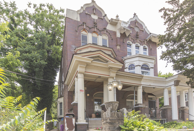 5012 Greene St in Philadelphia, PA - Building Photo - Building Photo