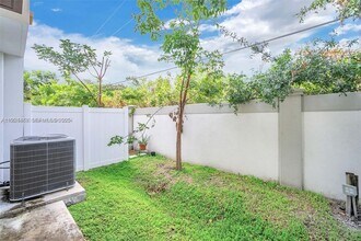 4181 N Oak Pl in Dania Beach, FL - Building Photo - Building Photo