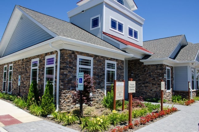 Nest on 17 Apartment Homes in Carrollton, VA - Foto de edificio - Building Photo