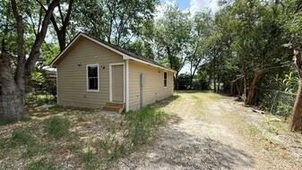 520 W Mayfield Blvd in San Antonio, TX - Building Photo