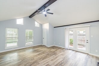 8611 Spruce Mill Dr in Houston, TX - Building Photo - Building Photo