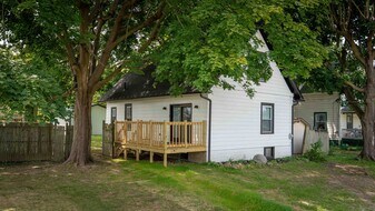 210 Edwin St NW in Hartville, OH - Building Photo