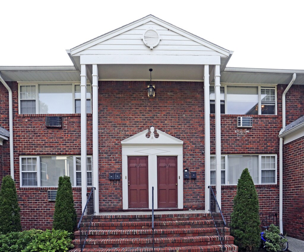Willow Gardens Apartments in Teaneck, NJ