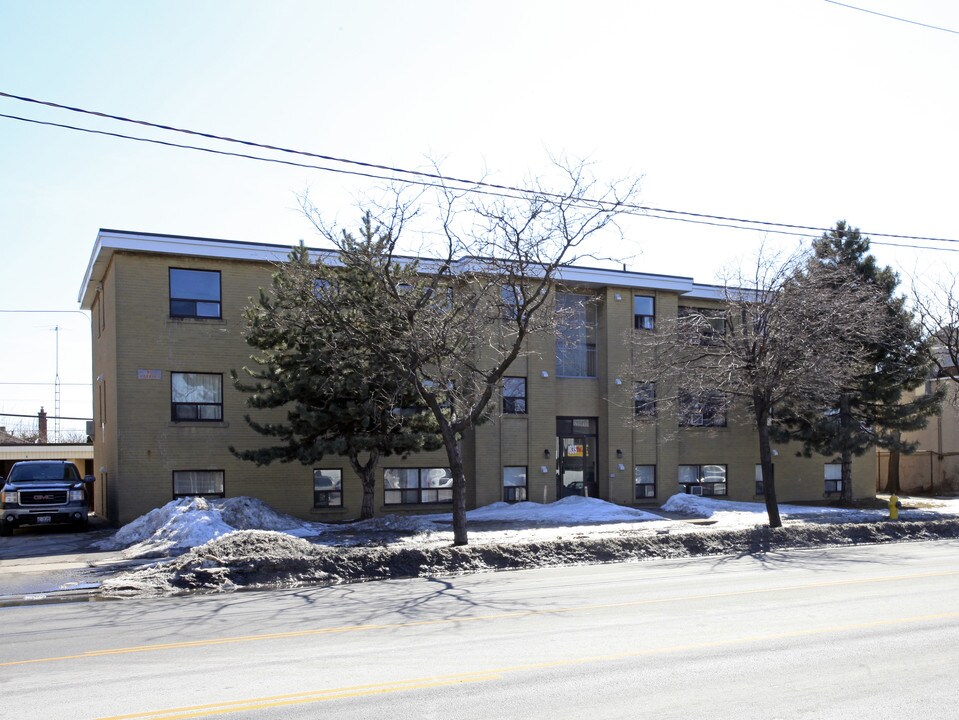 835 Wilson Ave in Toronto, ON - Building Photo