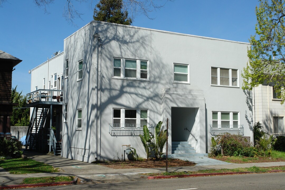 2208 Martin Luther King Jr Way in Berkeley, CA - Foto de edificio